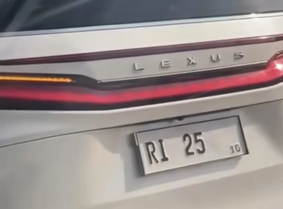 Mobil Lexus dengan plat RI 25 serobot antren di tol Cilandak diduga milik Menteri Kebudayaan.