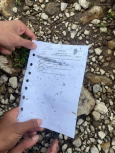 Diduga dokumen kepingan pesawat ATR 400 yang ditemukan pendaki di puncak Bulusaraung, Maros, diduga kepingan pesawat, Sabtu (17/1/2026). Dok. Istimewa