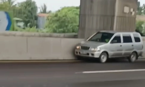 Sebuah mobil Panther dengan plat B 8990 NN mengalami insiden tragis di Tol Jakarta-Cikampek, Rabu (21/1/2026) pagi, setelah pengemudinya meninggal dunia di dalam kendaraan.