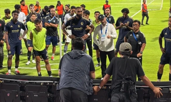 Suporter PSM terlihat turun ke pinggir lapangan dan berbicara langsung denganpemain dan pelatih kepala Thomas Trucha.