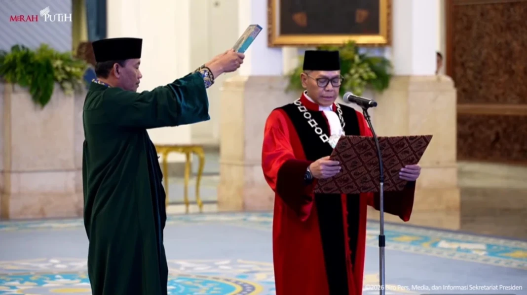 Adies Kadir Mengambil Sumpah Sebagai Hakim Konstitusi