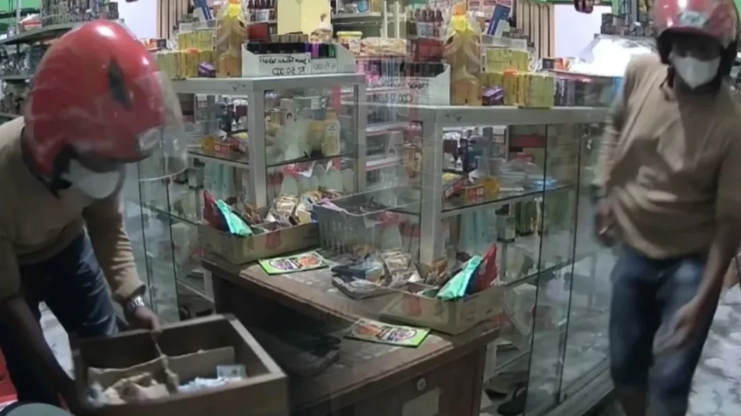 Aksi pencirian di toko kelontong di Kecamatan Tamalate, Makassar, Sulsel.