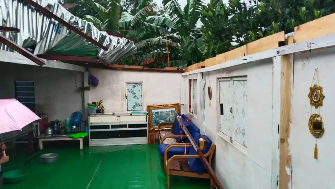 Hujan deras disertai angin kencang melanda Kabupaten Maros, Minggu (1/2/2026), dan menyebabkan kerusakan rumah warga di sejumlah wilayah.