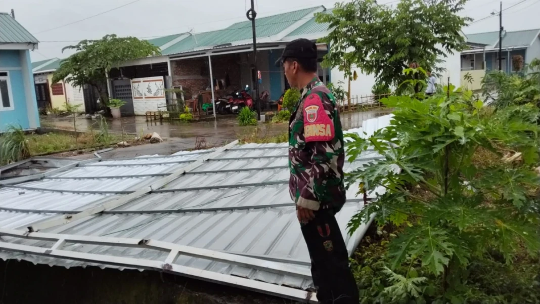 Atap rumah warga yang terbang akibat angin kecang di wilayah Mocongloe, Maros, Minggu (1:2:2026)