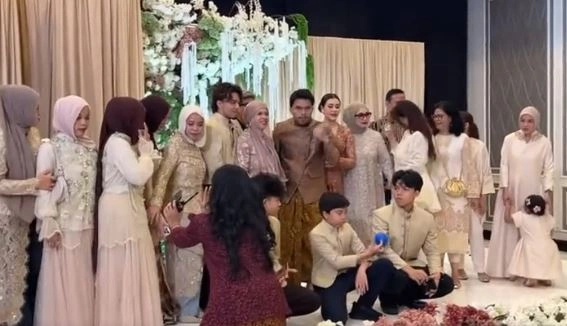 Aurel terlihat tersisihkan saat foto keluarga dalam acara tedak siten anak Aaliyah Massaid dan Thariq Halilintar.