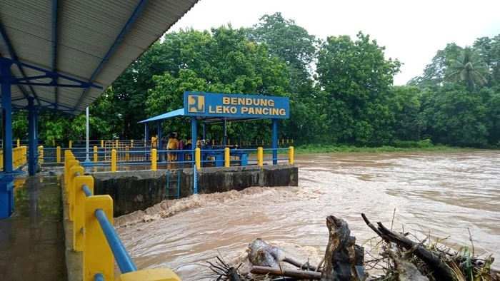 Bendungan Lekopancing tersumbat sampah.