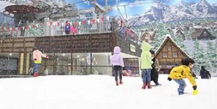 Bermain salju di Trans Snow World Makasar