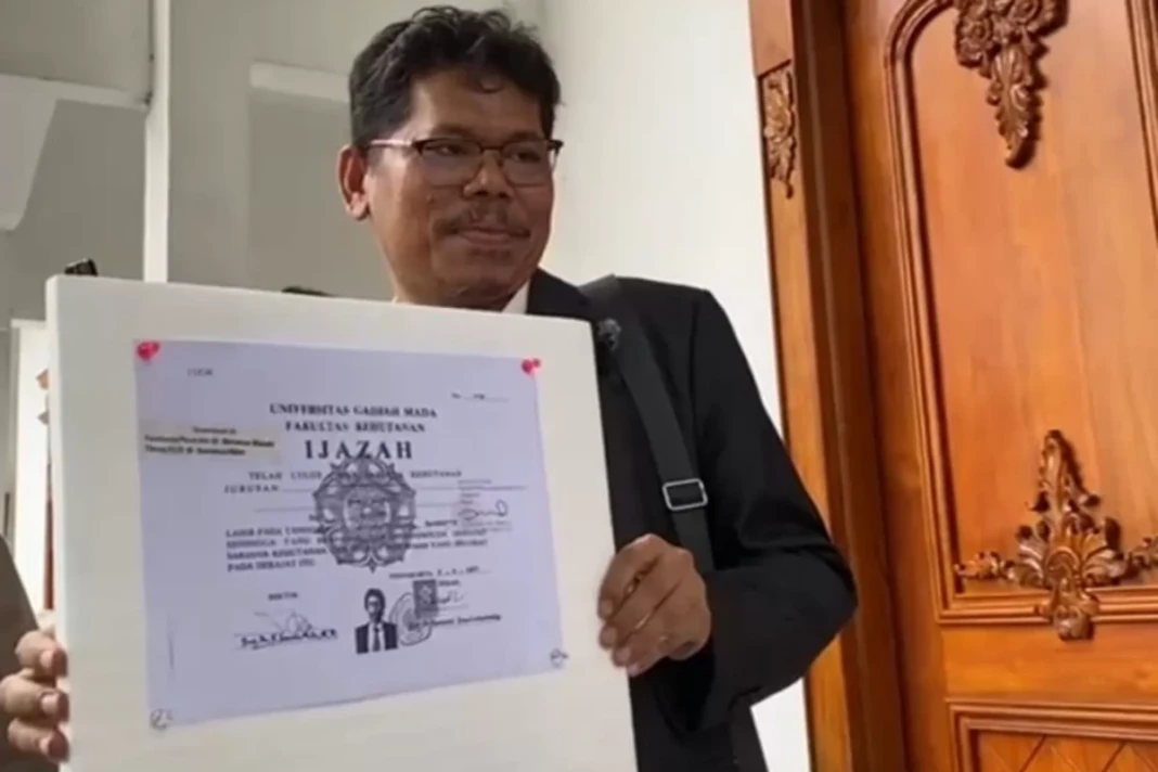 Bonatua memegang Salinan ijazah Jokowi