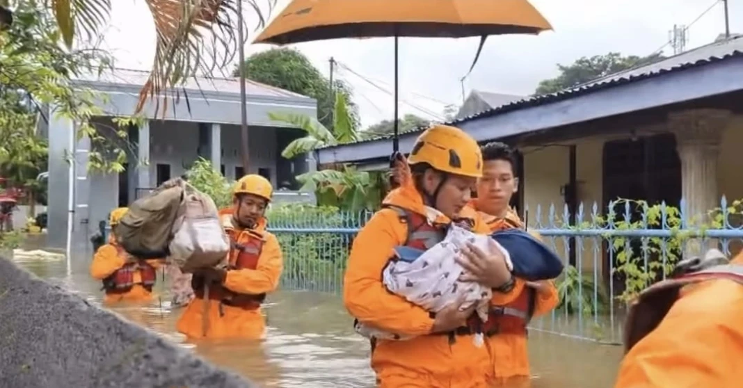BPBD mengevakuasi seorang bayi yang terdampak banjir akibat hujan deras yang mengguyur Makassar, Senin