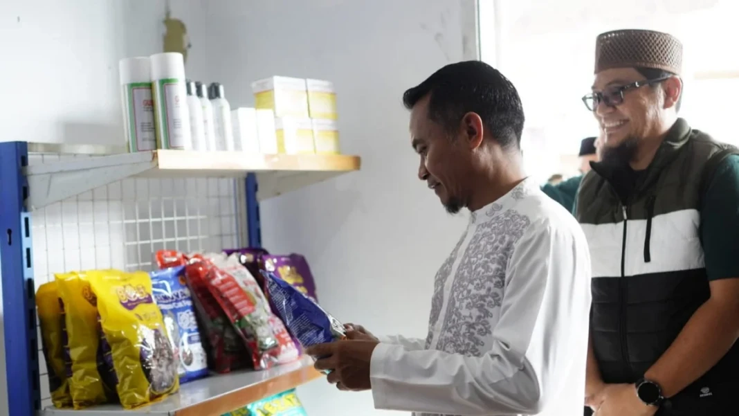 Bupati Bone Andi Asman Sulaiman sedang melihat produk yang dijual di Kios Tani dan Pangan Maberre, yang baru saja diresmikan