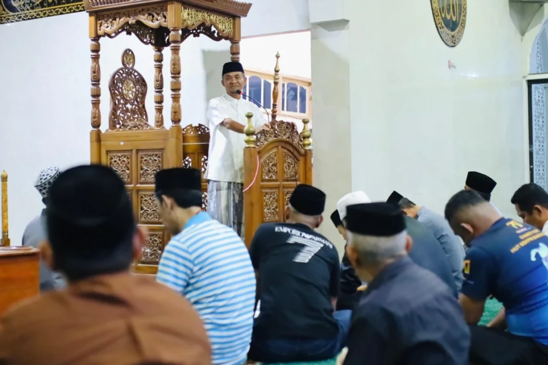 Bupati Bone Andi Asman Sulaiman setelah salat Subuh di Masjid Hikmah, Kamis (26:2:2026)