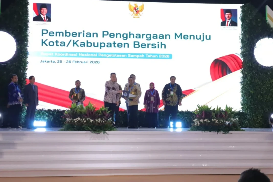 Bupati Bone Andi Asman Sulaimana menerima penghargaan kinerja pengelolaan sampah kategori Bupati dan Wali Kota se-Indonesia