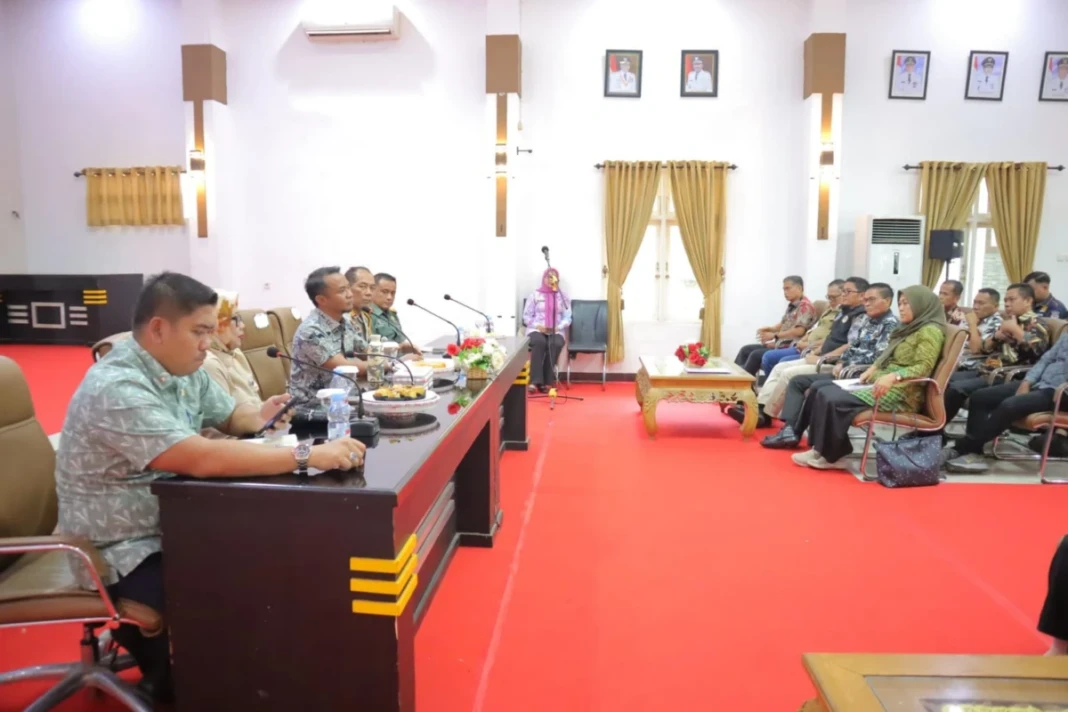 Bupati Bone H Andi Asman Sulaiman memimpin rapat koordinasi percepatan program Makan Bergizi Gratis (MBG)