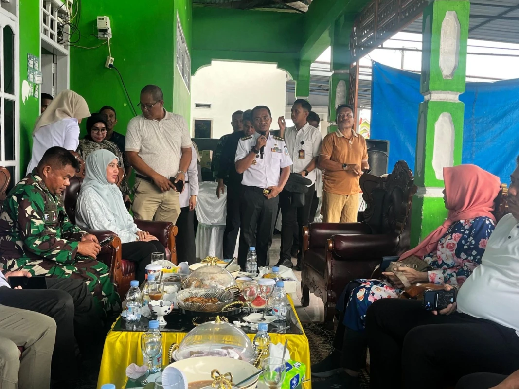 Bupati Bone, H. Andi Asman Sulaiman, menghadiri undangan silaturahmi dari Hj Andi Noraini di Desa Sumaling, Kecamatan Mare, Rabu (11:2:2026).