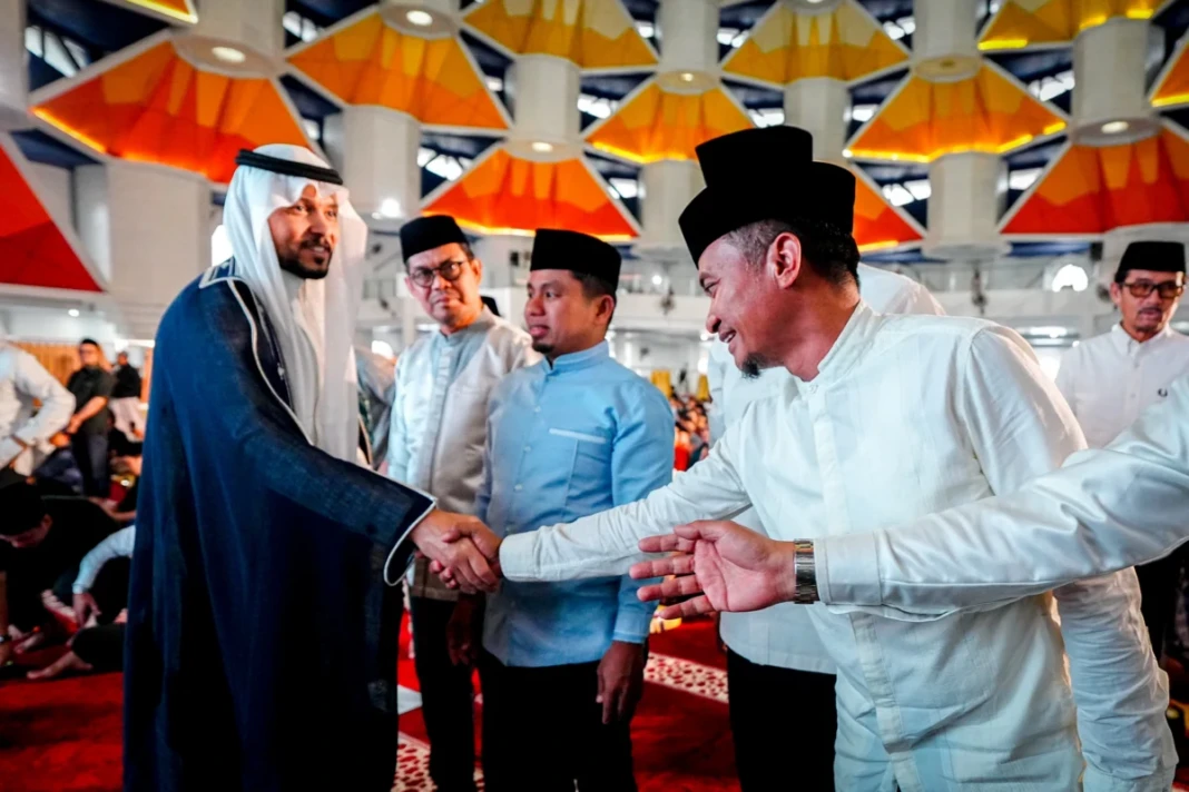 Bupati Bone, H. Andi Asman Sulaiman, S.Sos, M.M., menghadiri kegiatan Buka Puasa Akbar Ramadan 1447 Hijriah yang digelar di Masjid Kubah 99 Asmaul Husna, kawasan Center Point of Indonesia (CPI), Makassar, Selasa (24:2:2026)