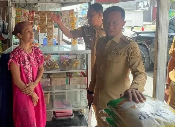 Bupati Bone, H Andi Asman Sulaiman saat meninjau salah satu kios pangan di Kecamatan Tanete Riattang