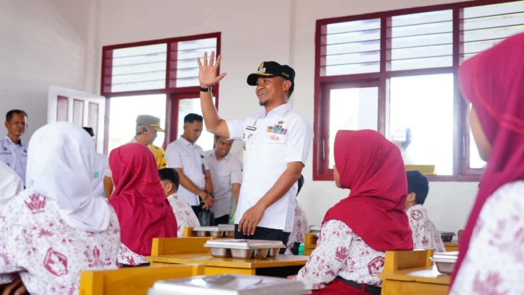 Bupati Bone saat mengunjungi sekolah rakyat