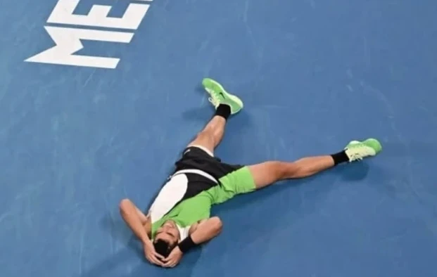 Ekspresi petenis muda Spanyol, Carlos Alcaraz setelah menjuarai Australian Open.