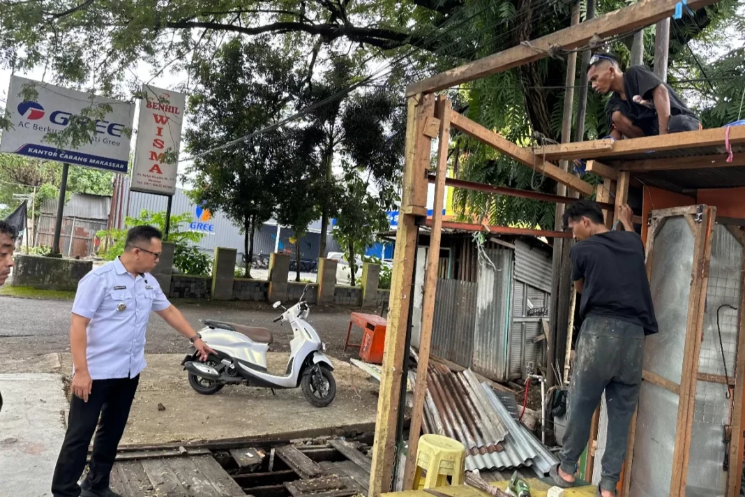 Camat Rappocini Muhammad Aminuddin memantau PKL yang membongkar mandiri lapak di depan RS UIN Alauddin, Jalan Sultan Alauddin Kota Makassar. Dok. Humas Pemkot Makassar)