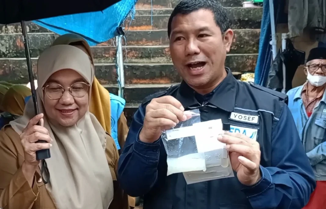 Dinkes Kota Makassar dan BPOM menunjukkan hasil pemeriksaan takjil di Pasar Terong yang terbukti aman dari zat berbahaya, Senin