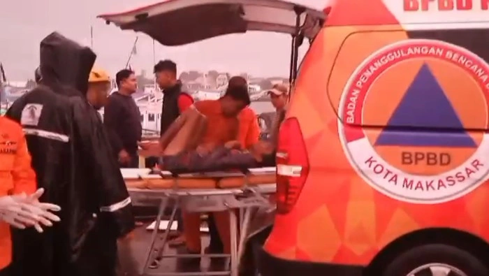 Evakuasi korban kebakaran kapal nelayan di Paotere, Makassar. Dok. BPBD Kota Makassar.
