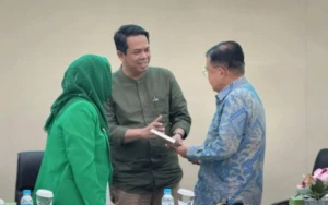 Fadly Ibrahim menyerahkan buku yang ditulisnya berjudul Serpihan Jejak Ulama di Pompanua kepada mantan Wapres RI, HM Jusuf Kalla.