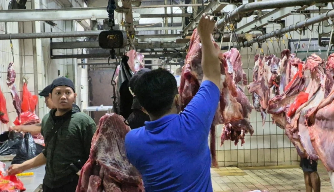 Tim Saber Pelanggaran Harga dan Keamanan Pangan inspeksi mendadak Rumah Potong Hewan (RPH) Jatimulya Bekasi dan RPH Dharma Jaya Cakung pada Minggu, 8 Februari 2026.