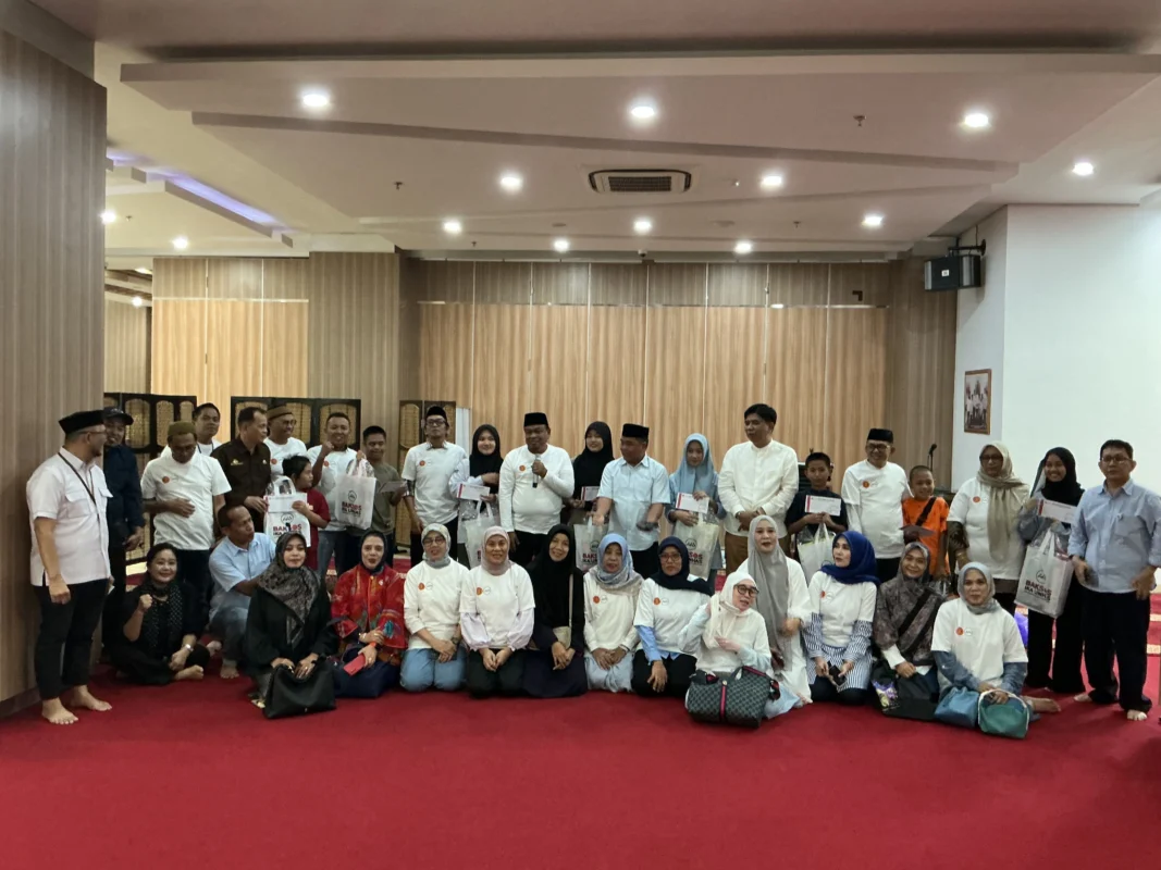 Panitia IKA UNHAS untuk kegiatan bakti sosial (baksos) untuk dhuafa, anak yatim, serta anak berkebutuhan khusus, Senin (23/2/2026) di AAS Building lantai 1. dok/ekispos