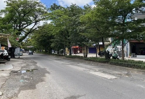 Jalan Hertasning yang berlubang di Makassar.