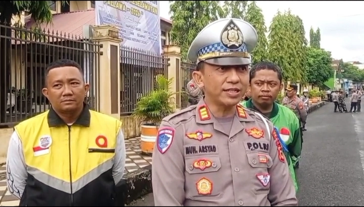 Kasat Lantas Polres Parepare AKP Muh. Arsyad bersama perwakilan komunitas ojek online saat dimulainya Operasi Keselamatan Pallawa 2026 di Kota Parepare, Senin (2:2:2026) (Dok. JawaPos Group)