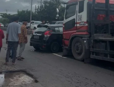 Kecelakaan lalu lintas terjadi di Jalan Poros Makassar–Maros, tepat di depan Roti Maros Azzahrah, Selasa 