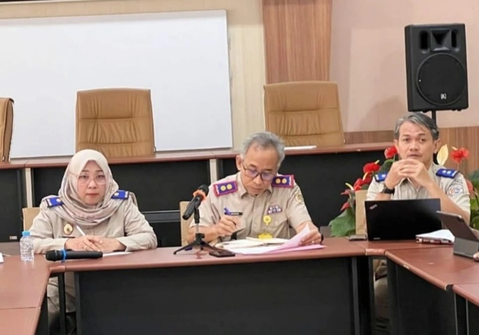 Kepala Kantor Pertanahan Kabupaten Bone, Kuncoro Bhakti Hanung Prihanto, S.H saat memimpin rapat di Kantor Pertanahan kompleks Stadion Lapatau Kabupaten Bone