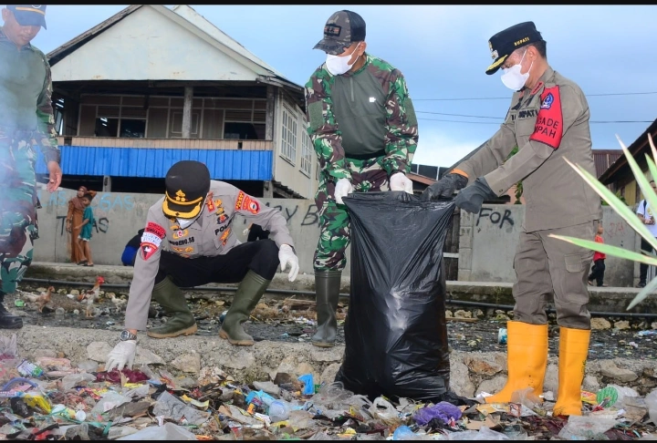 kerja bakti membersihkan kabupaten bone