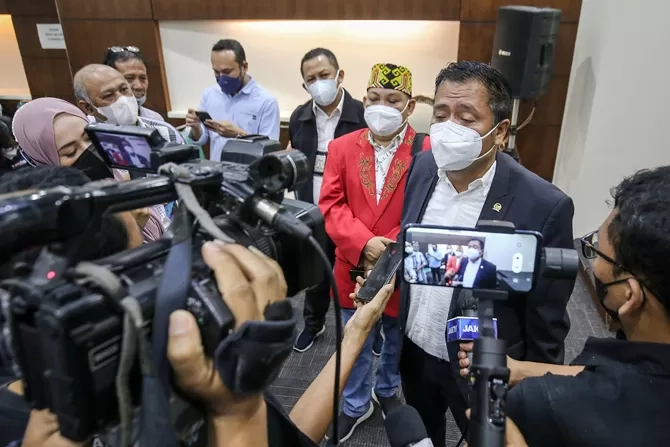 Ketua Komisi V, Lasarus