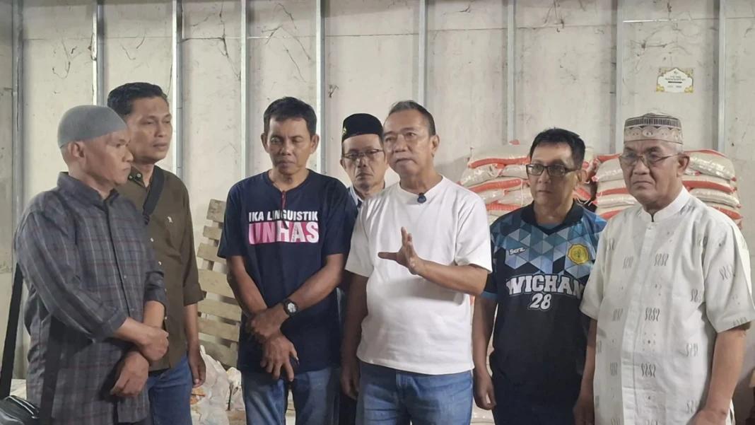Ketua Panitia Pembagian Beras, Andi Irwan Patawari beserta tim