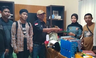 Ketua Sepernas Jeneponto, Nasir Tinggi bersama Ketua IWO, Syarief dengan sejumlah awak media saat melaporkan Skandal Anggaran Media DPRD Jeneponto ke Polisi. (Ist)