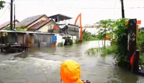 Kondisi banjir di Makassar yang tak kunjung surut.