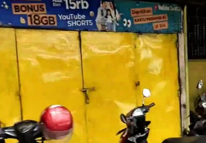 Lapak PKL yang dicat kuning di Makassar.