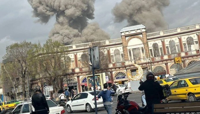 Suara ledakan terdengar dan asap mengepul di langit Teheran pada Sabtu (28/2) (Foto: X/GlobeEyeNews).