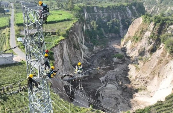 Lubang raksasa imbas longsor di Aceh Tengah
