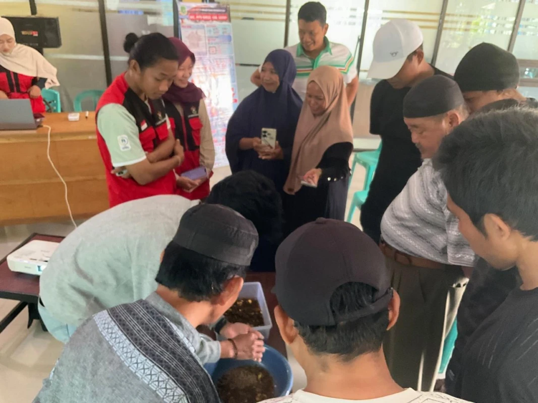 Mahasiswa KKN Tematik 115 Unhas menghadirkan solusi konkret bagi warga Desa Anabannae lewat budidaya Maggot BSF. Bukan sekadar membuang limbah, tapi mengubahnya menjadi pupuk organik yang mampu meningkatkan produktivitas tani hingga 30%.