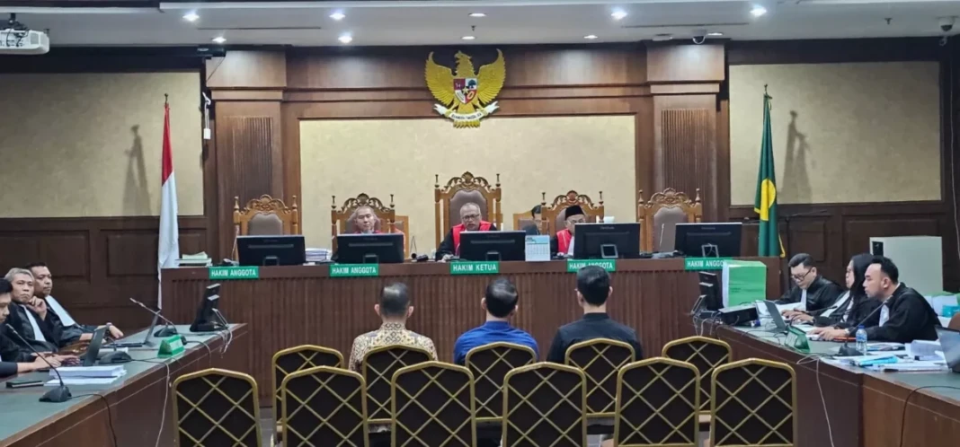 Mantan Dirut PT Pertamina Patra Niaga Riva Siahaan bersama dua terdakwa lainnya Maya Kusuma dan Edward Corne saat menjalani sidang pleidoi di Pengadilan Tipikor Jakarta