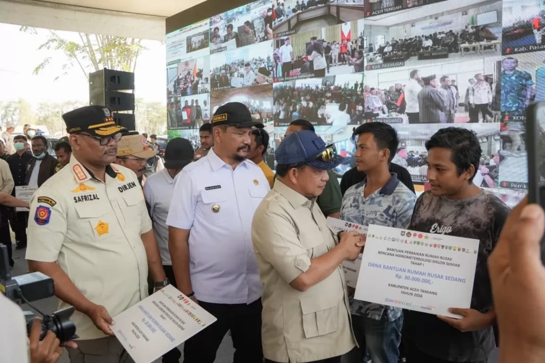 Mendagri Tito mendistribusikan bantuan stimulan untuk korban banjir Aceh