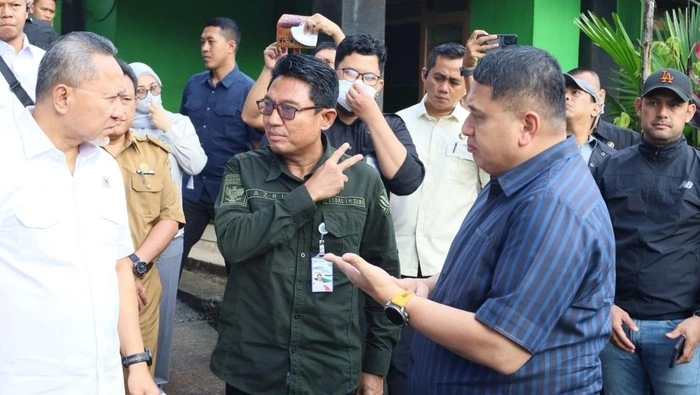 Menko Pangan Zulkifli Hasan dan Walikota Makassar Munafri Arifuddin meninjau TPA Antang.