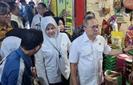 Menteri Koordinator Bidang Pangan RI Zulkifli Hasan melakukan peninjauan langsung ke Pasar Pabaeng-baeng, Makassar, Jumat