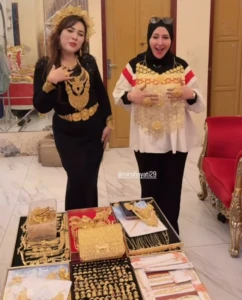 Mira Hayati pamer tubuh kurus dan koleksi emas di Instagram pribadinya.