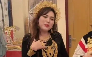 Mira Hayati pamer tubuh kurus dan koleksi emas di Instagram pribadinya.