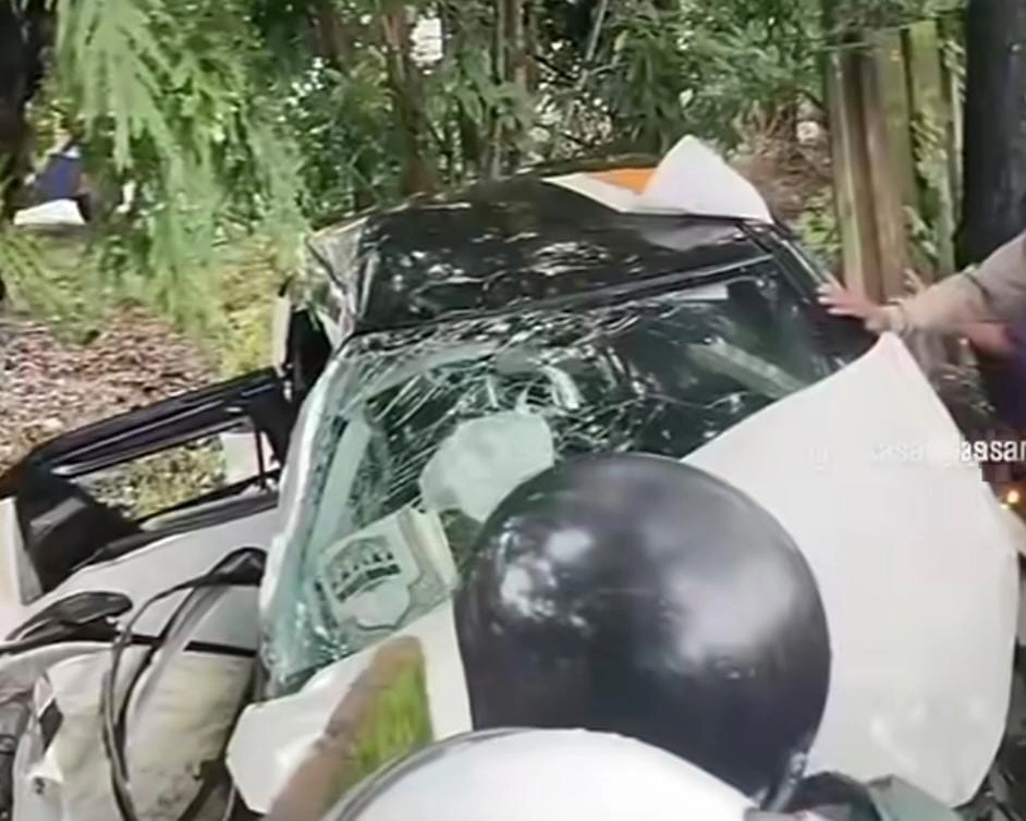 mobil yang menabrak pembatas tol Ir Sutami