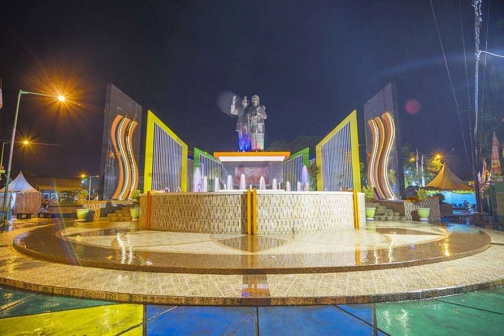 monumen-sinta-sejati-habibie-dan-ainun-pare-pare