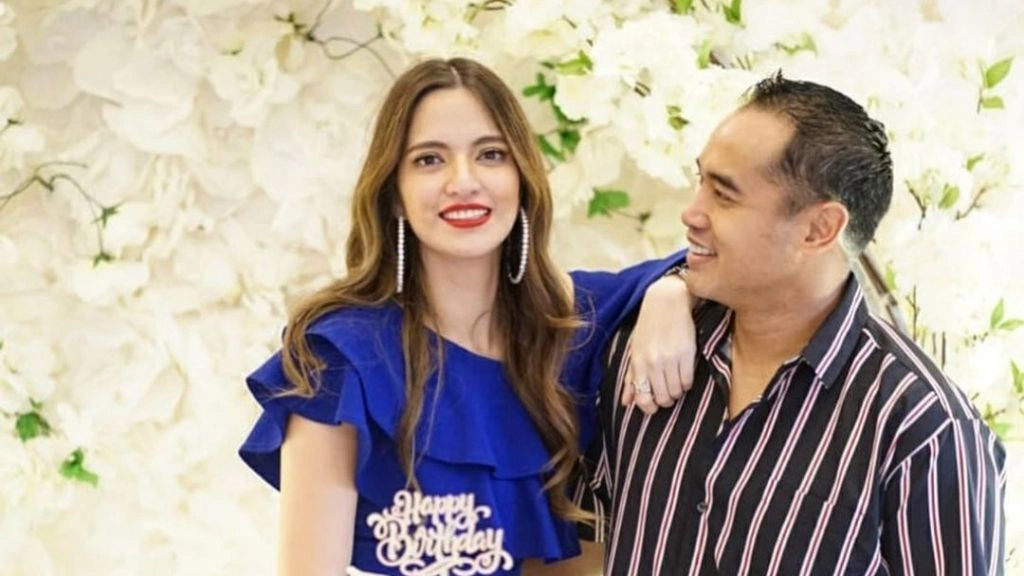 Pasangan selebritis Nia Ramadhani dan Ardie Bakrie.